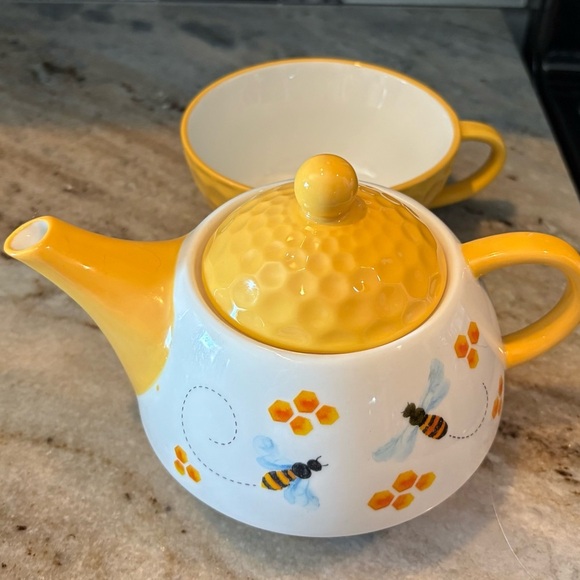 Yellow Bee-Themed Tea For One Set - Picture 2 of 5